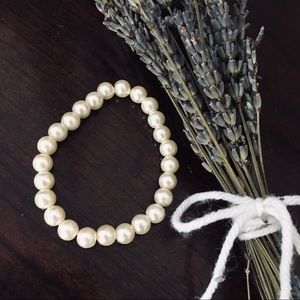 Off-White stringed pearl bracelet
